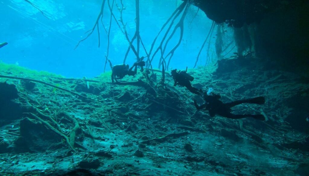 Exploring-the- mysteries-of- Earth's- underwater-caves