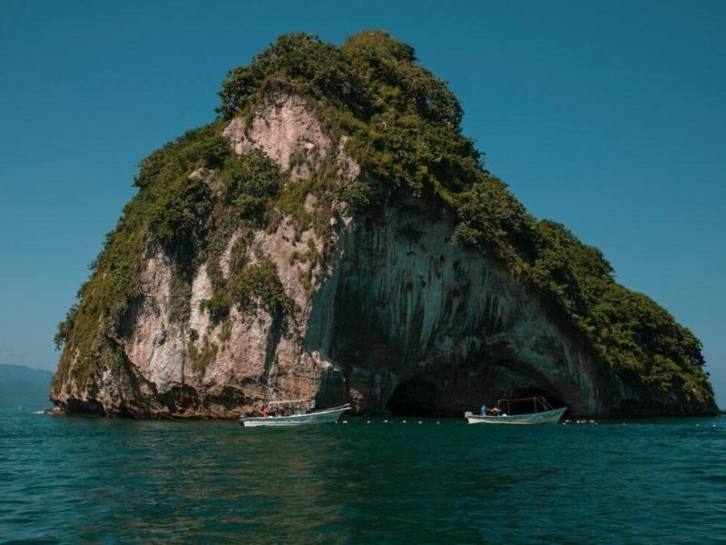 how-many-caves-on-great- sky-island